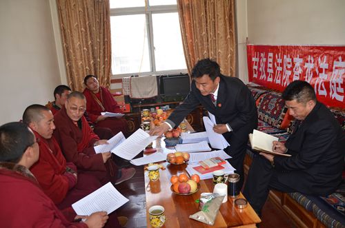甘孜县人民法院在查龙法庭建立巡回法宣点，带领农牧民、寺庙僧侣学习政策法规，积极投身“反自焚”专项政治斗争。